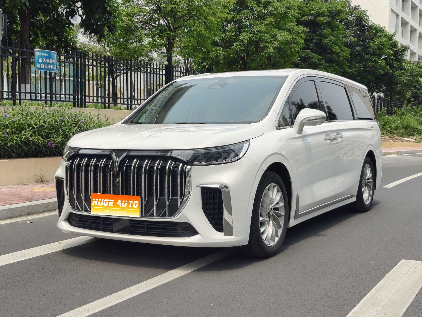 2024款 岚图梦想家 PHEV 超长续航尊贵版
