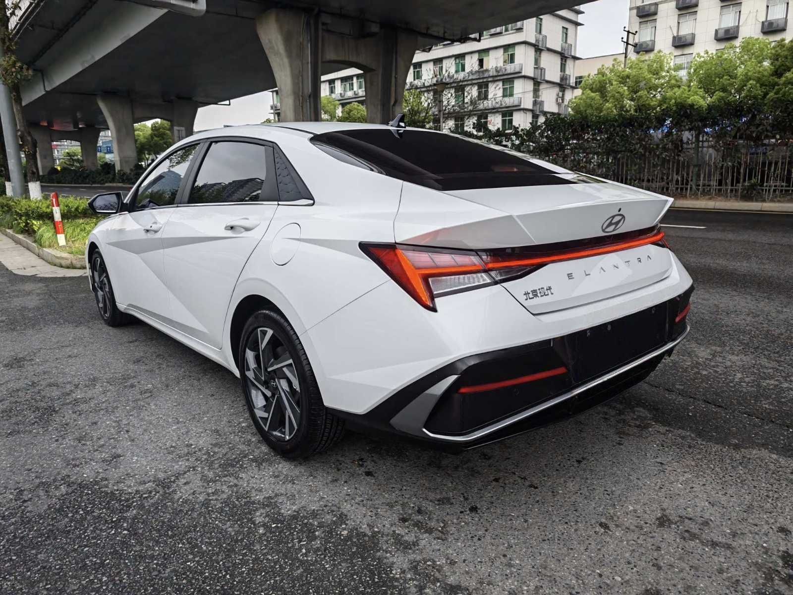 MY2023  Elantra (Gen3-4)  1.5L CVT LUX Luxury