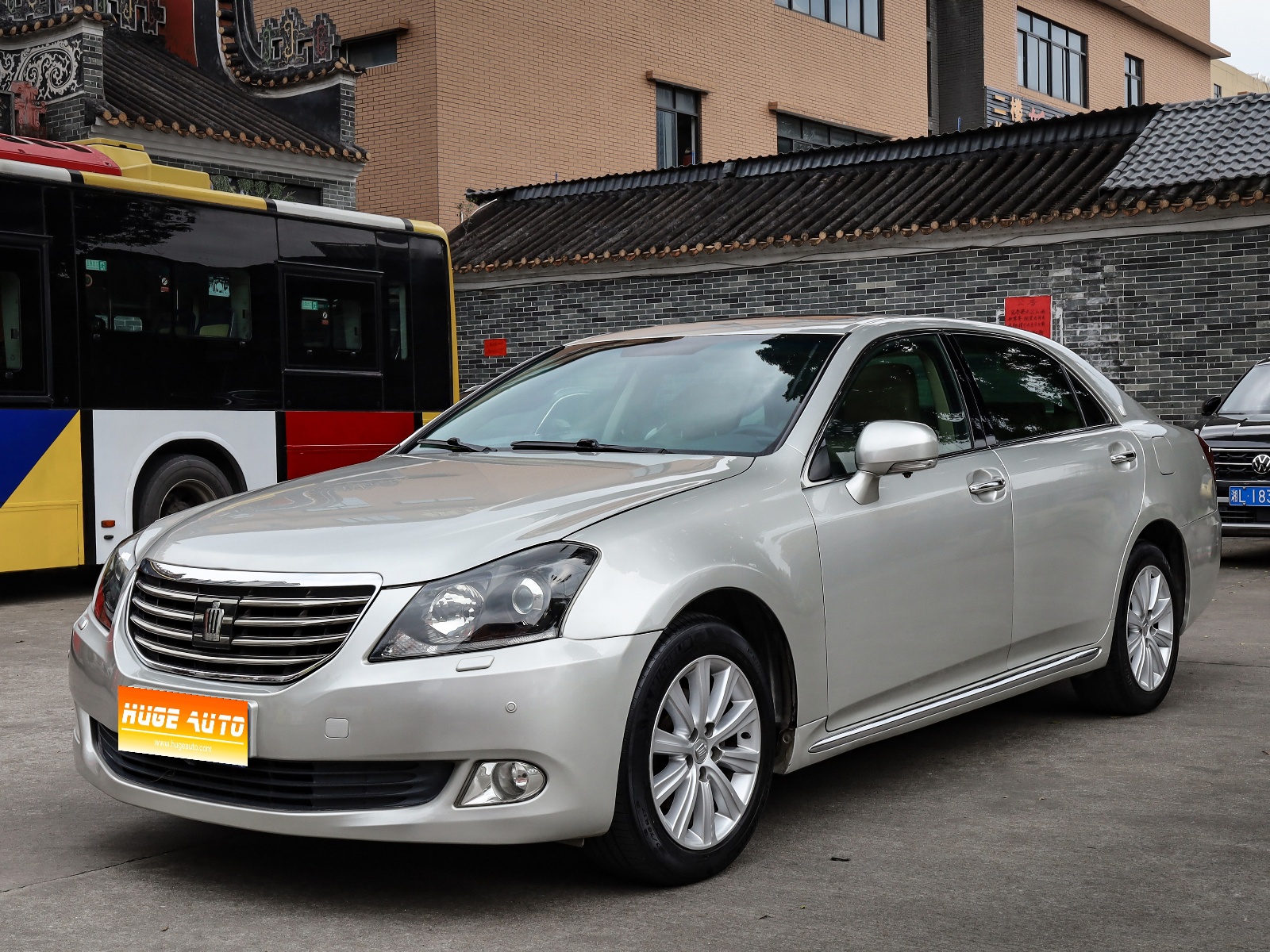 MY2010 Crown 2.5L Royal Leather Sunroof Navigation Version