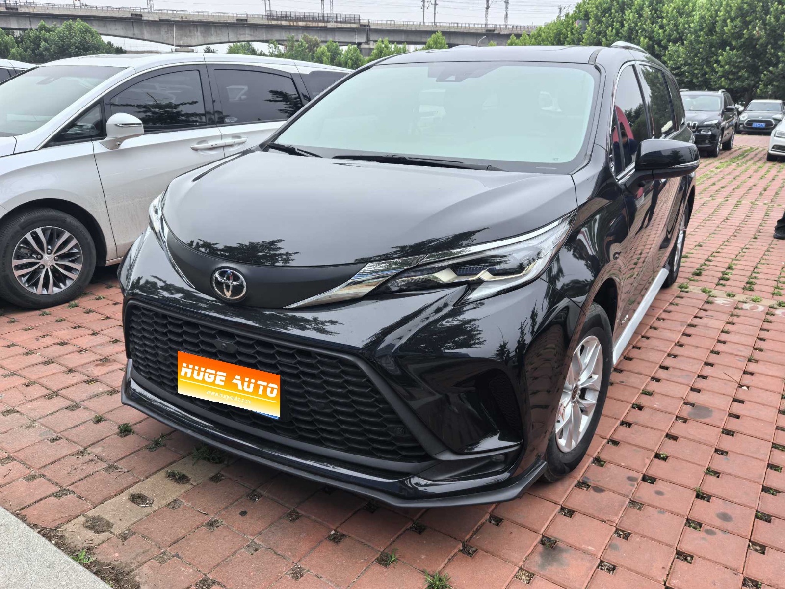 MY2024 Granvia 2.5L Hybrid  Comfort