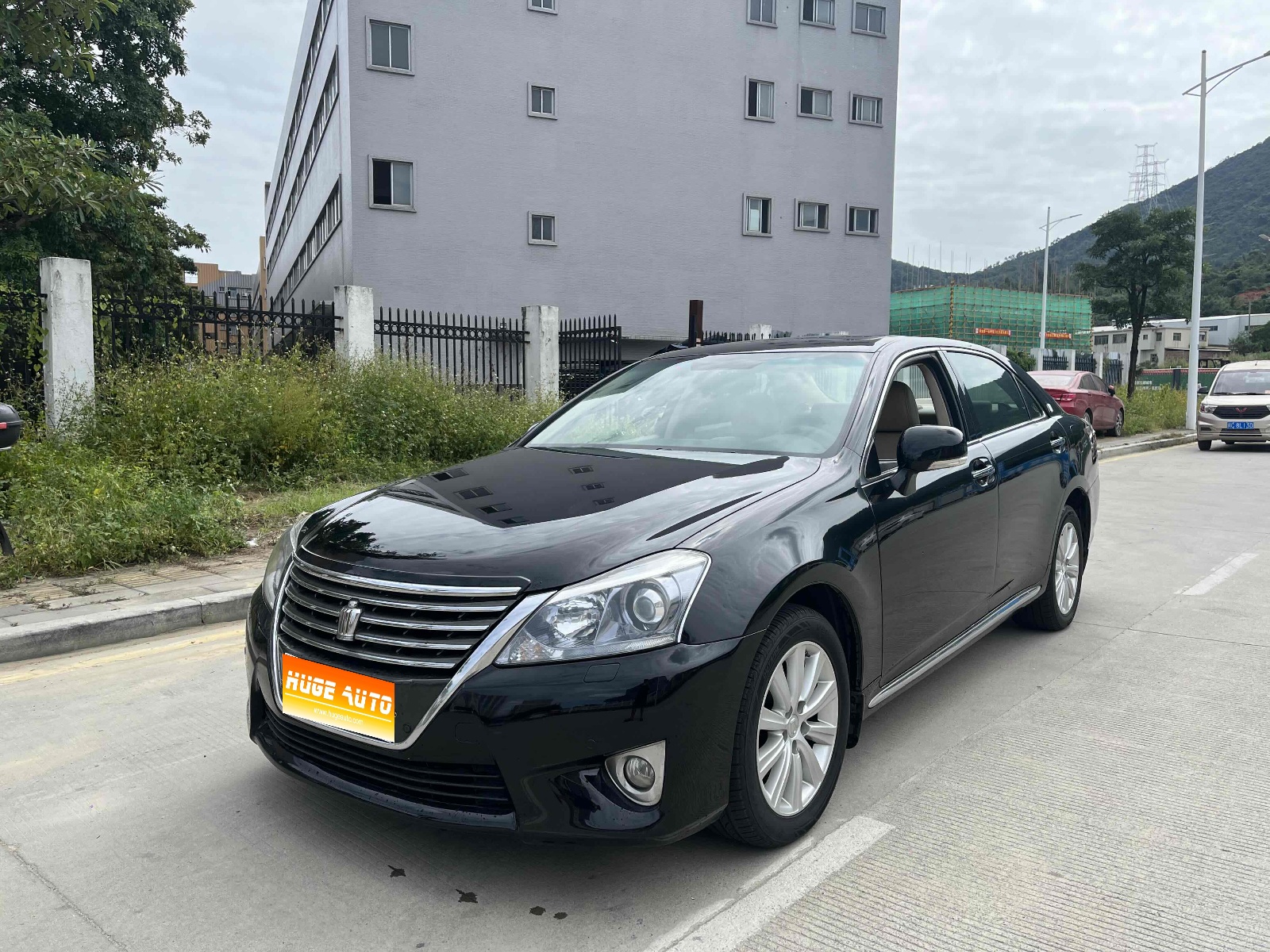MY2012 Crown 2.5L Royal w/Navigation