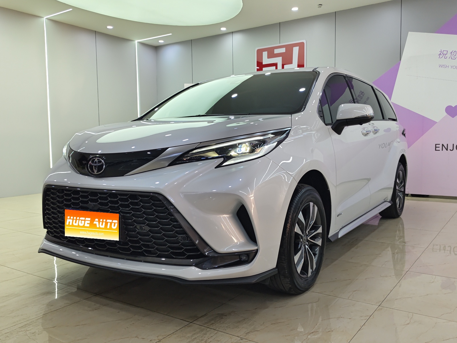 MY2024 Granvia 2.5L Hybrid Luxury