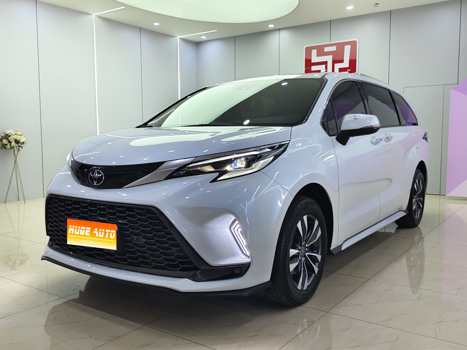 MY2024 Granvia 2.5L Hybrid Luxury