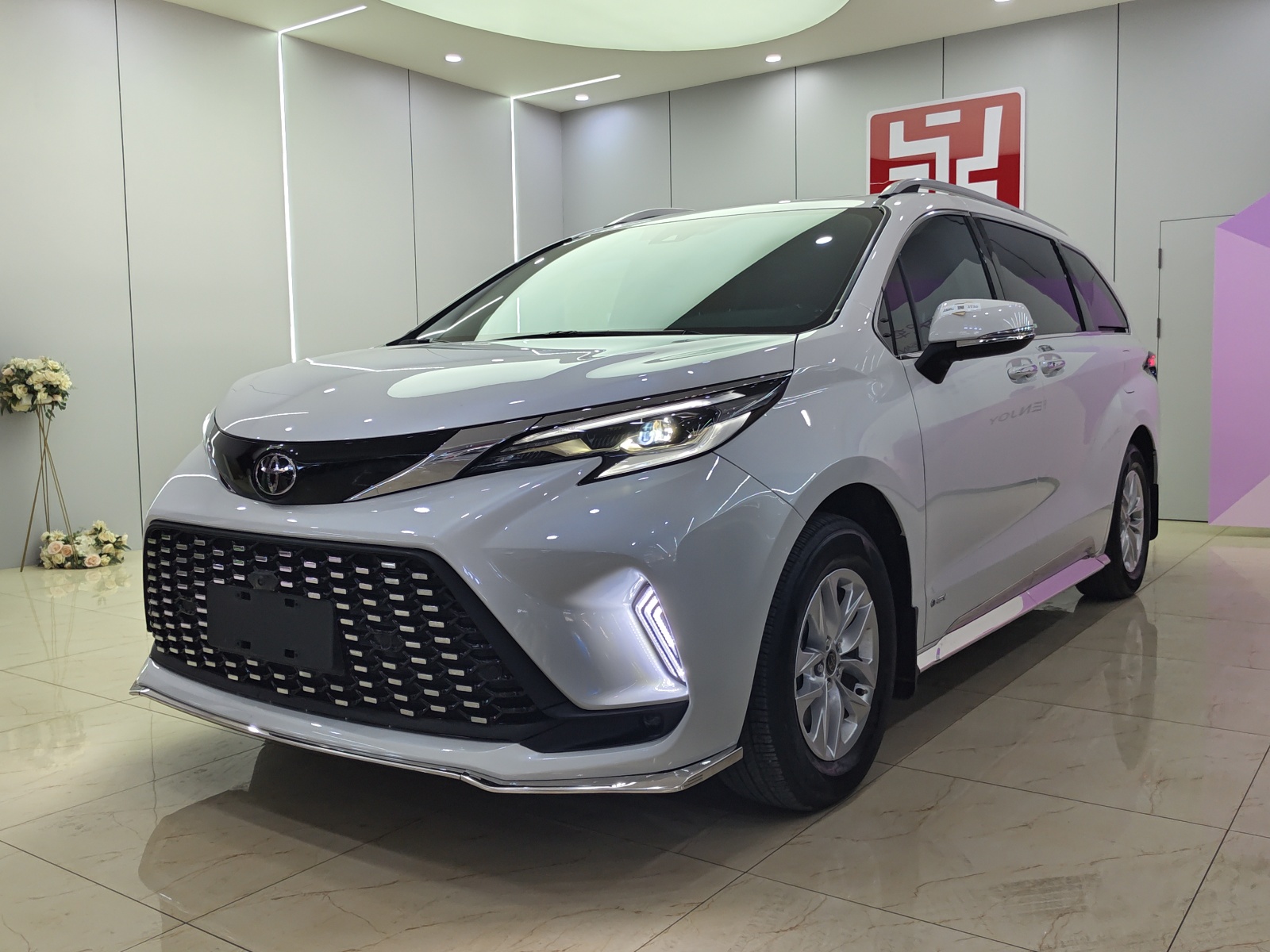 MY2024 Granvia 2.5L Hybrid  Comfort