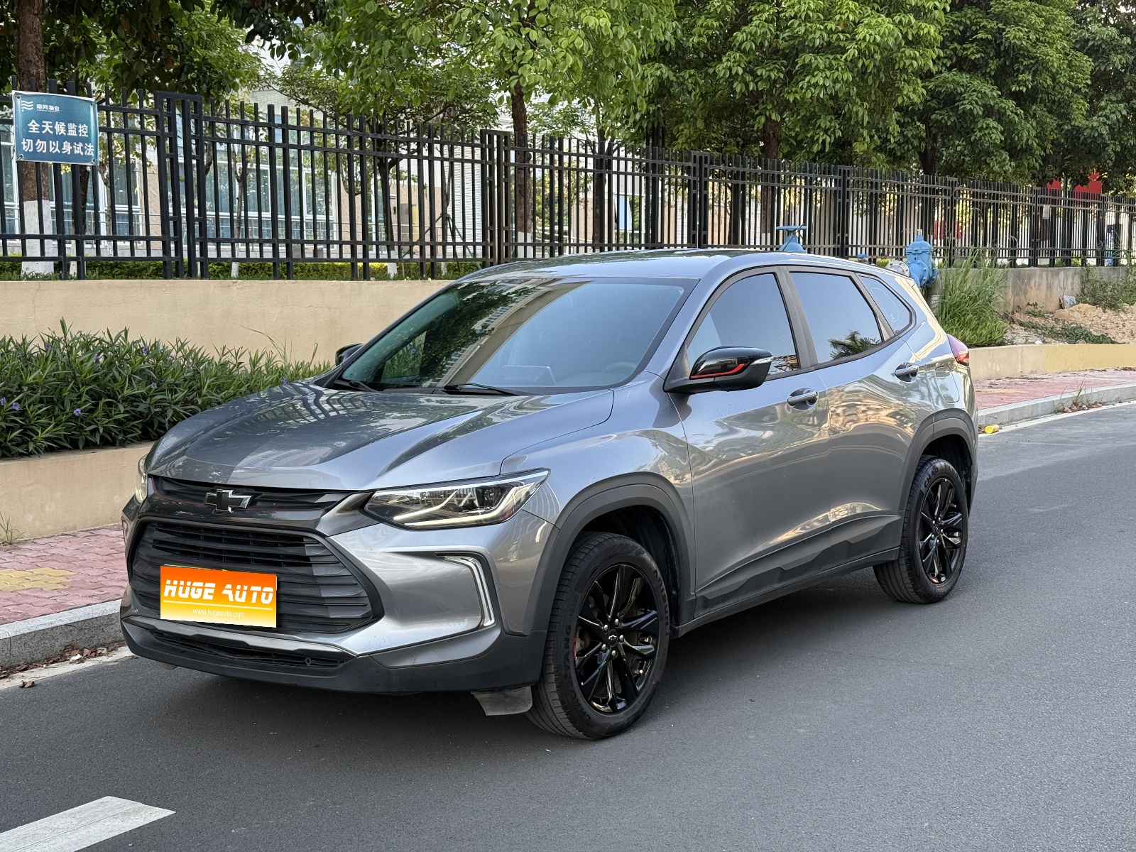 MY2019 Tracker Redline 335T CVT Fashion National VI