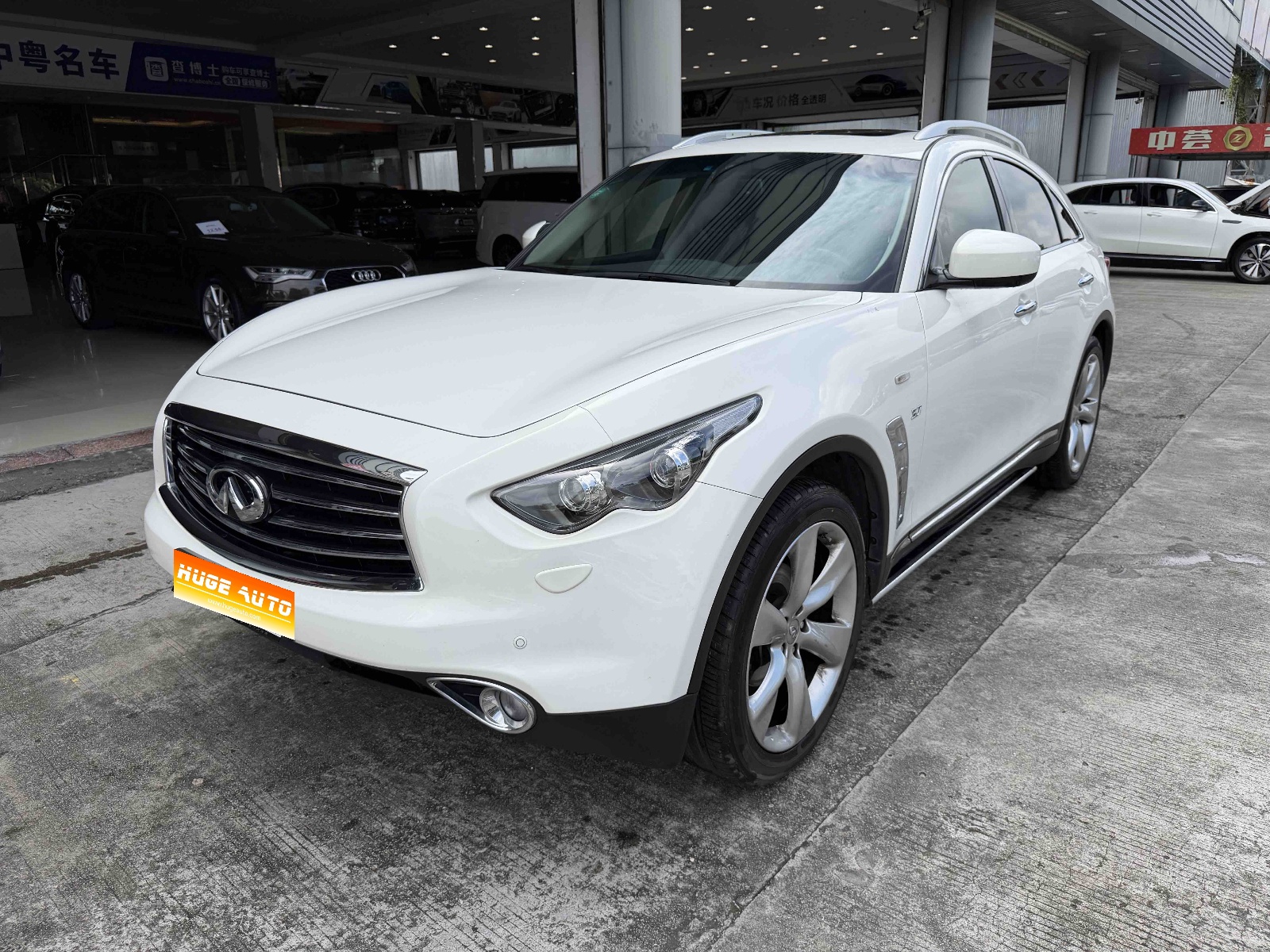 MY2013 Infiniti QX70 3.7L Standard 