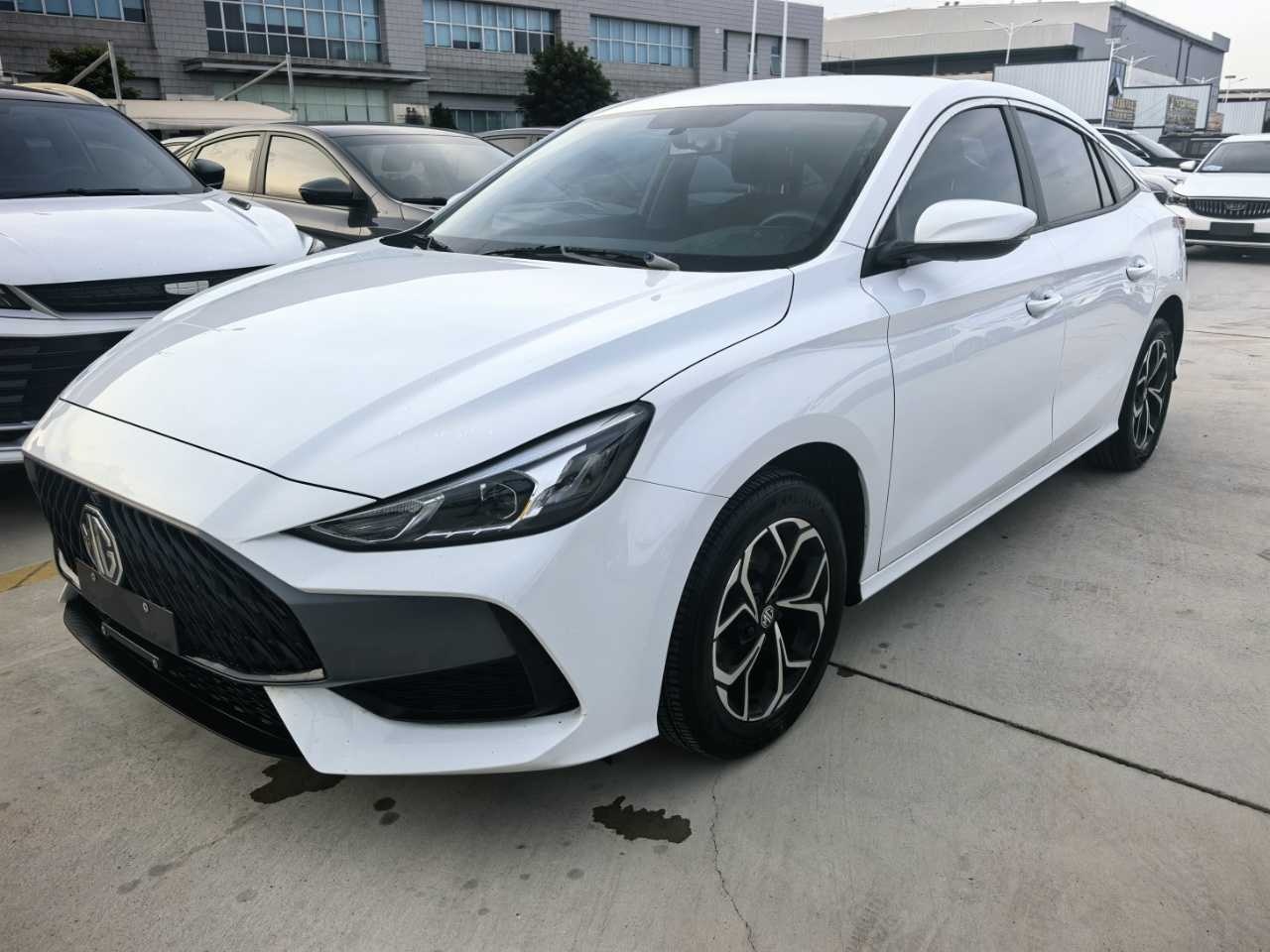 MY2023 MG5 180DVVT MT Fashion Version