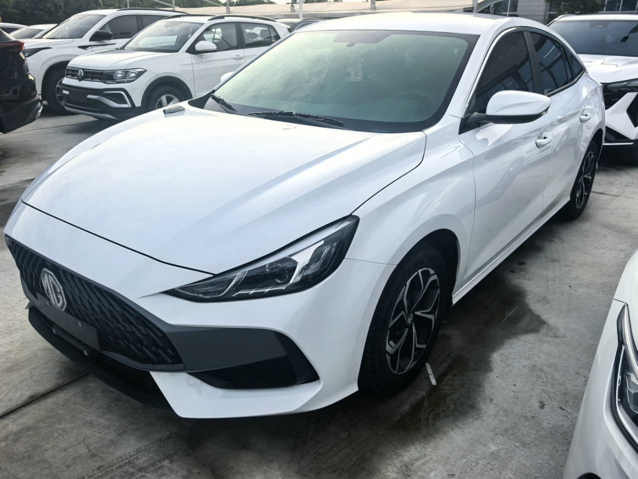 MY2023 MG5 180DVVT MT Fashion Version