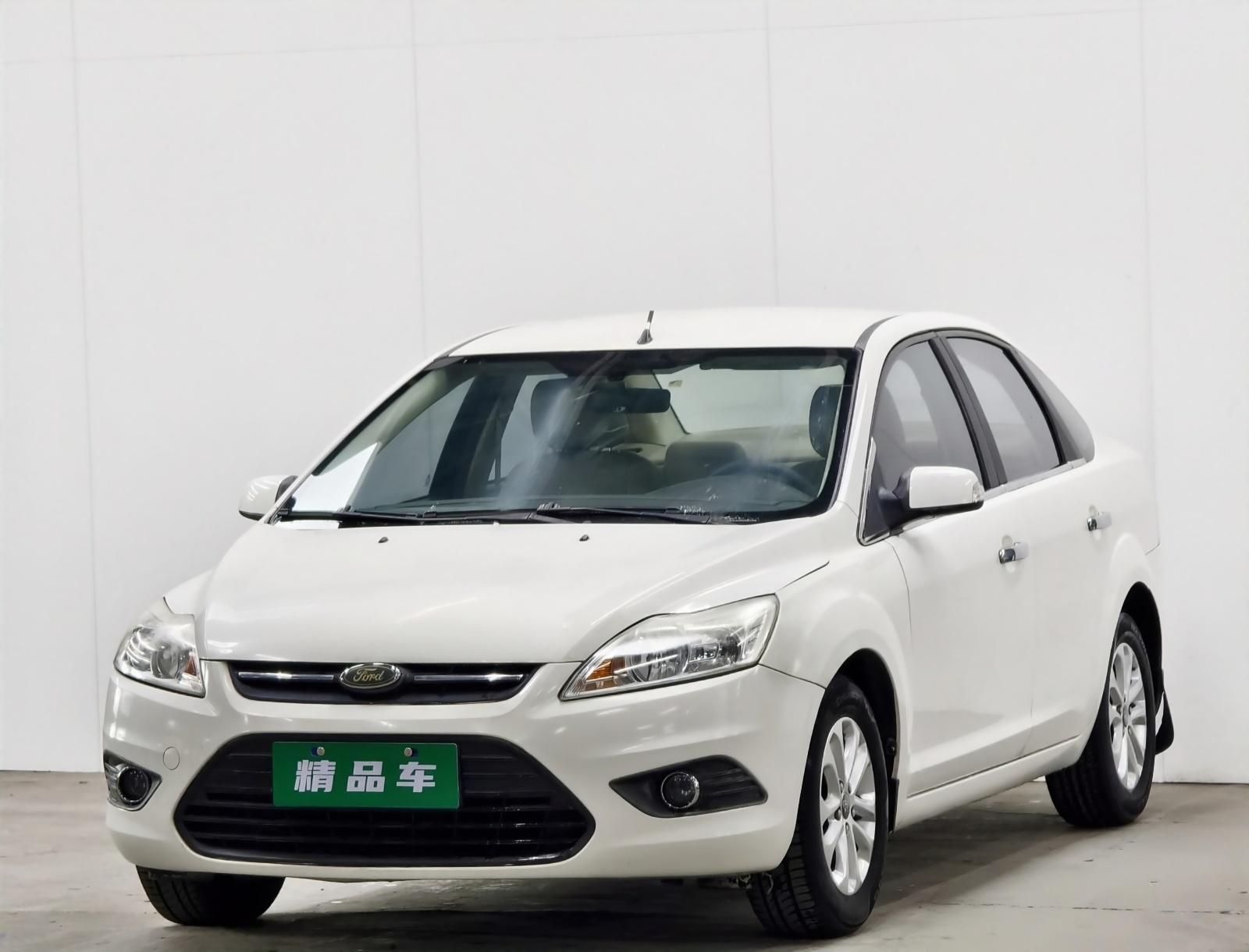 MY2013 Focus Sedan Classic 1.8L MT Basic 