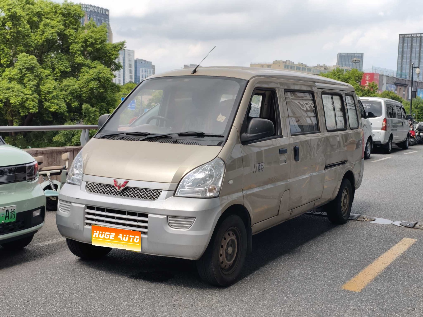 MY2020 Wuling Rongguang EV passenger car Basic Version 7-Seat 300KM