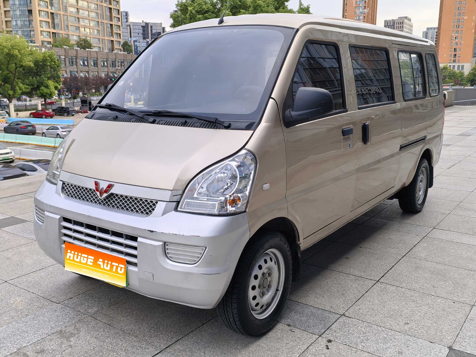 MY2020 Wuling Rongguang EV passenger car Basic Version 7-Seat 300KM