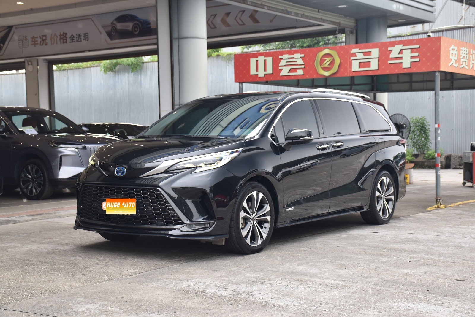 MY2022 Granvia 2.5L Hybrid Distinguished
