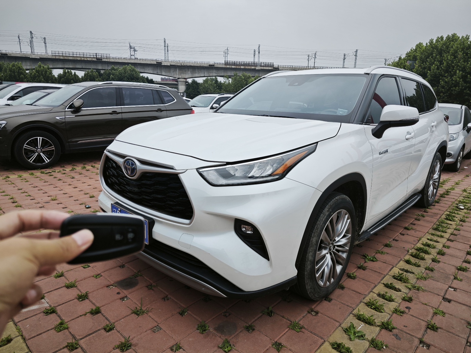 2023款 汉兰达 2.5L智能电混双擎四驱豪华版 7座