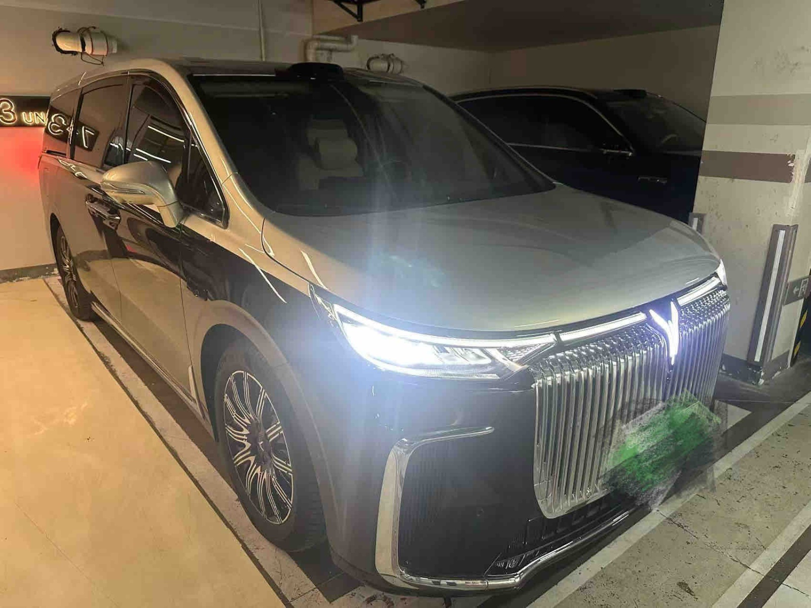2025款 岚图梦想家 EV 四驱旗舰乾崑版