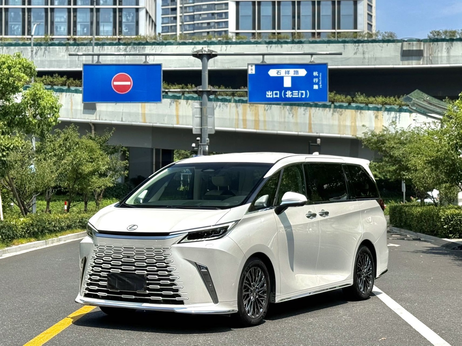 MY2023 LEXUS LM 500h Distinguished Version 6 seats
