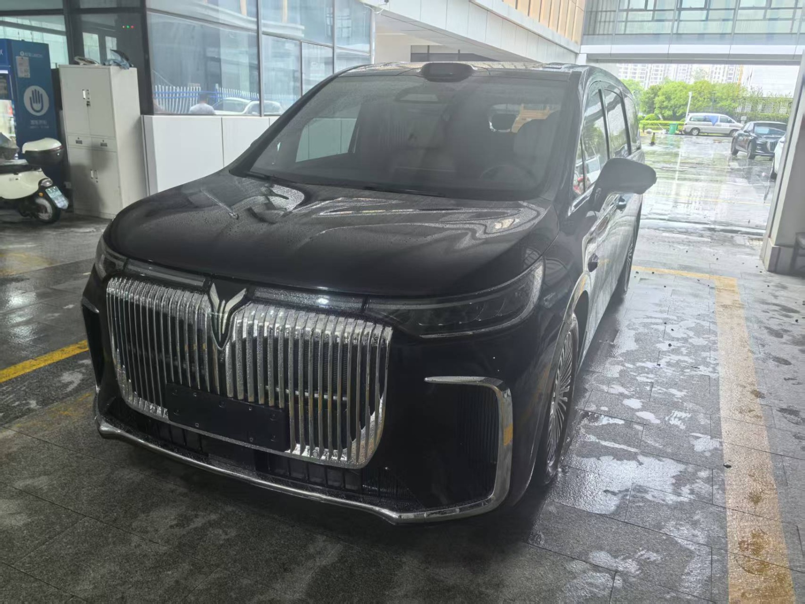 2025款 岚图梦想家 PHEV 四驱旗舰乾崑版