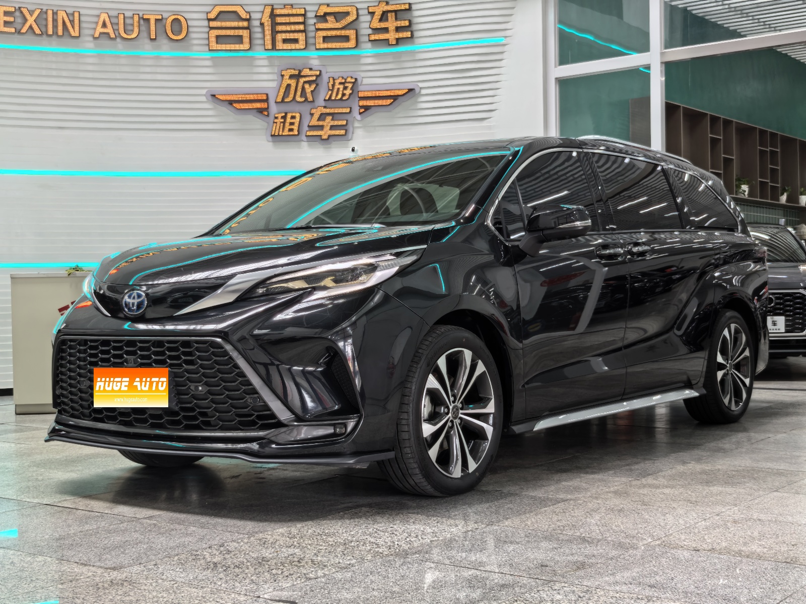 MY2023 Granvia 2.5L Hybrid Distinguished PLUS