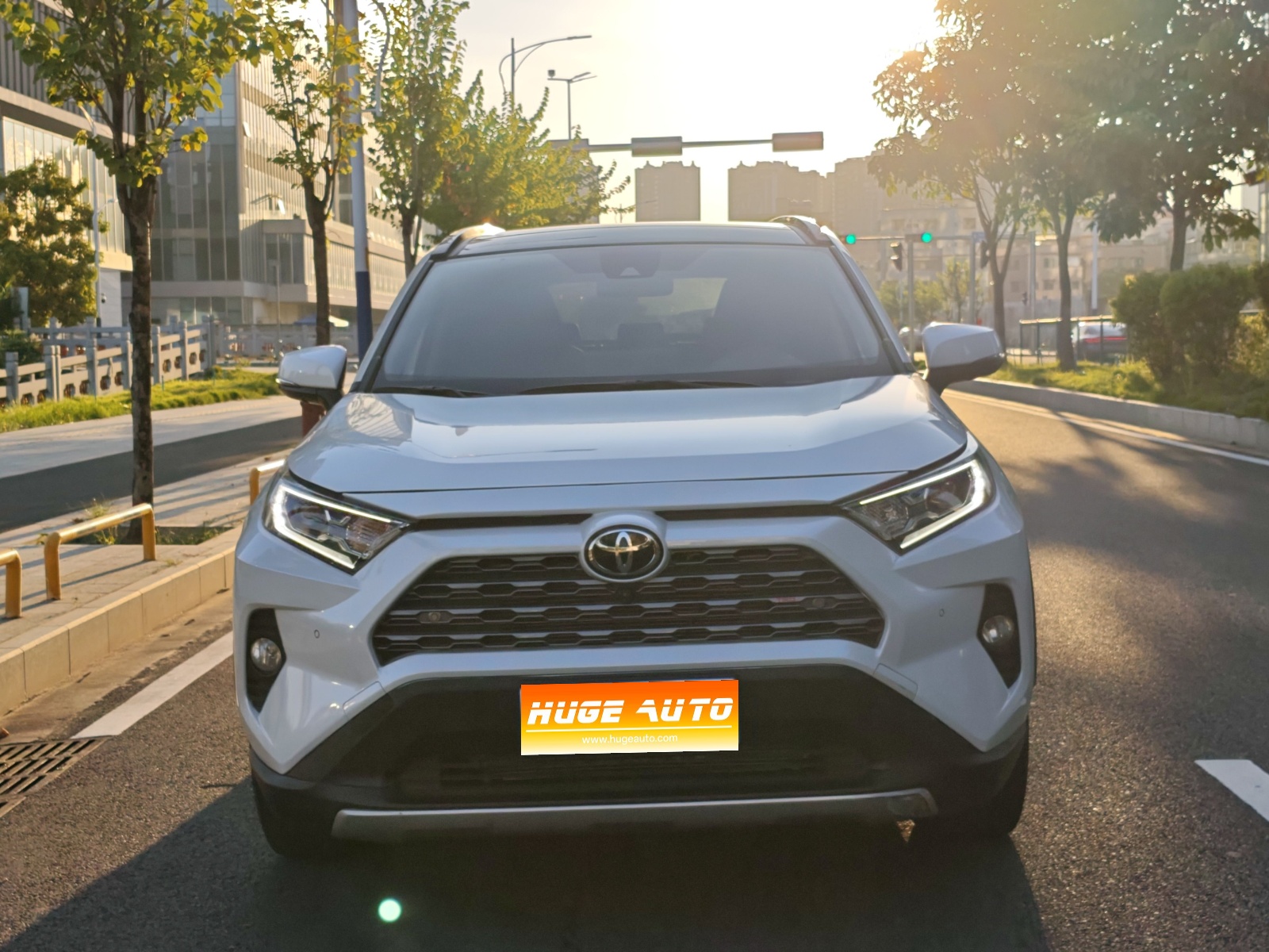 2021款 RAV4荣放 2.0L CVT两驱尊贵版