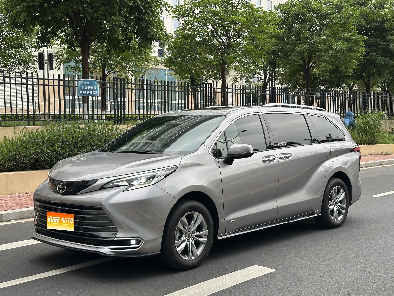MY2024 SIENNA 2.5L Hybrid 4WD Distinguished
