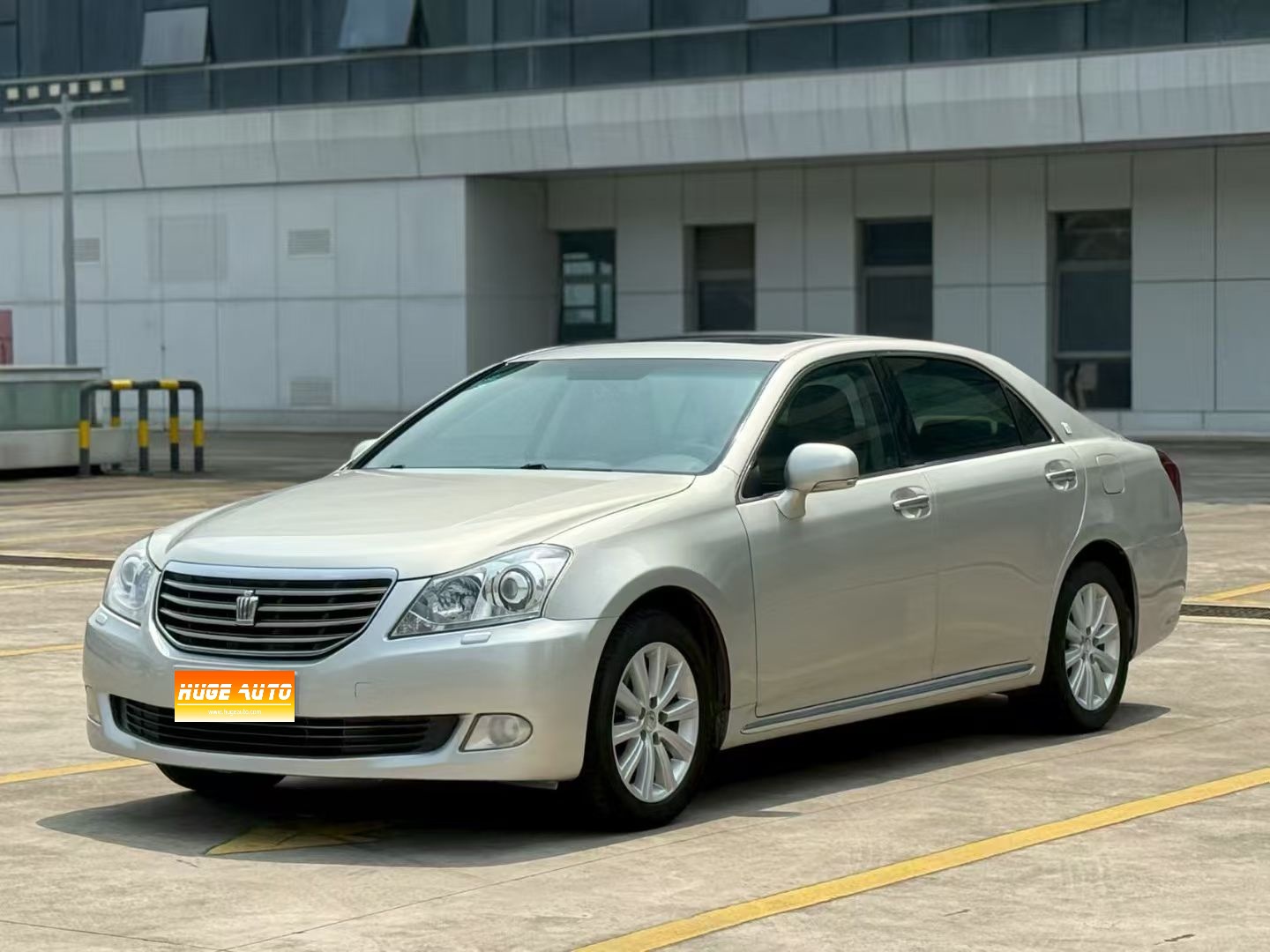 MY2010 Crown 2.5L Royal Leather Sunroof Navigation Version