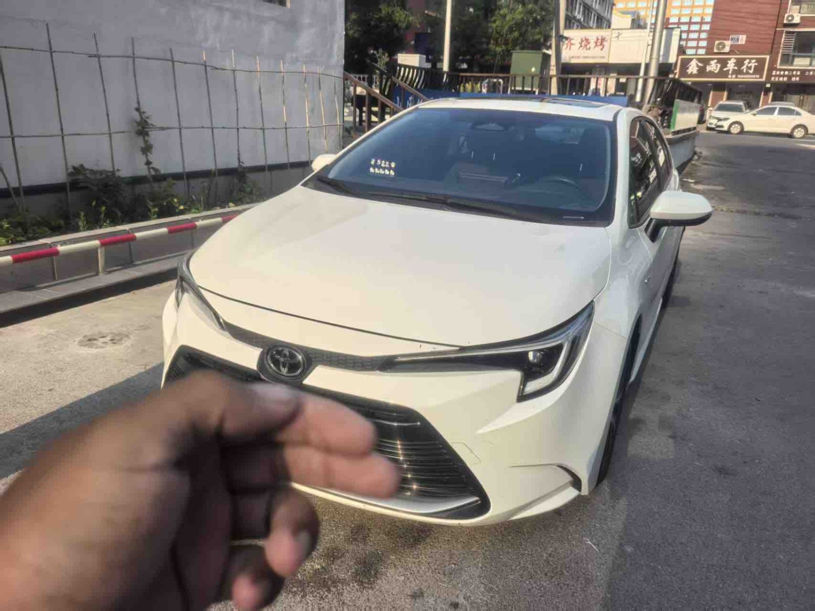 MY2023  Levin   THS-II 1.8L  Luxury