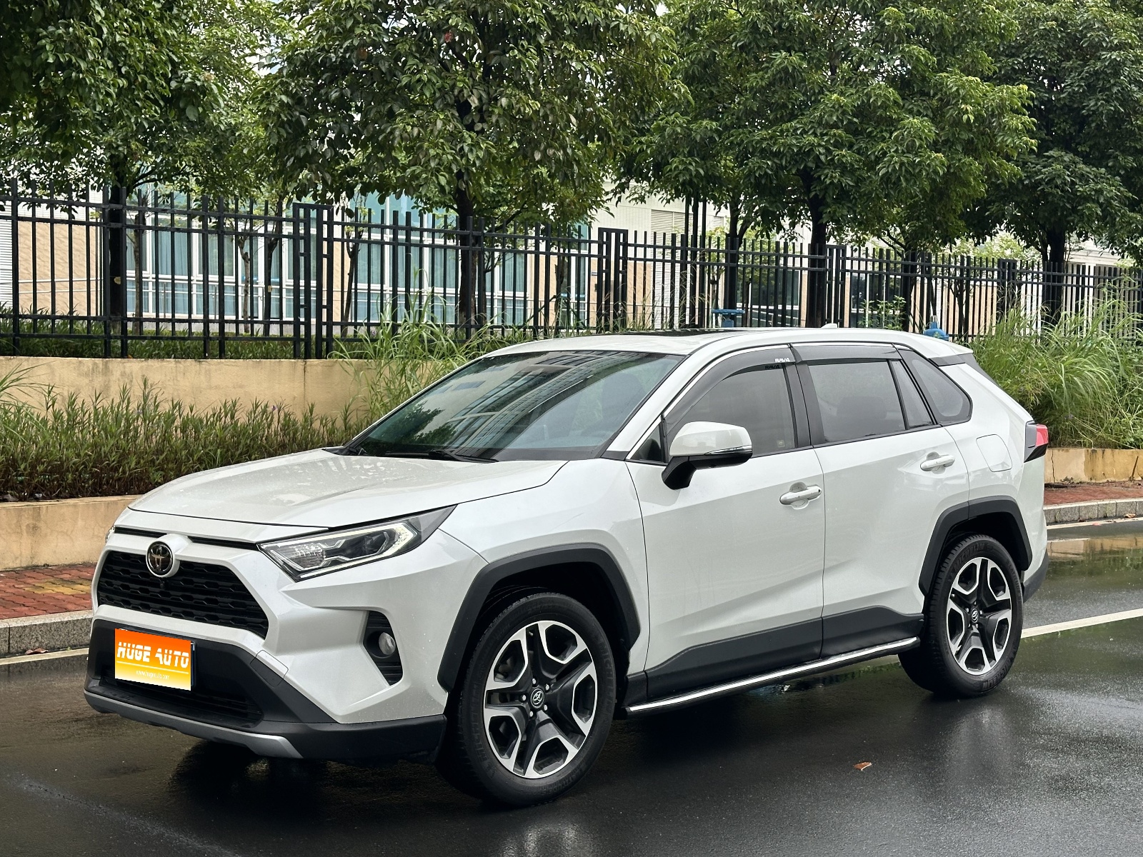 2020款 RAV4荣放 2.0L CVT两驱风尚版
