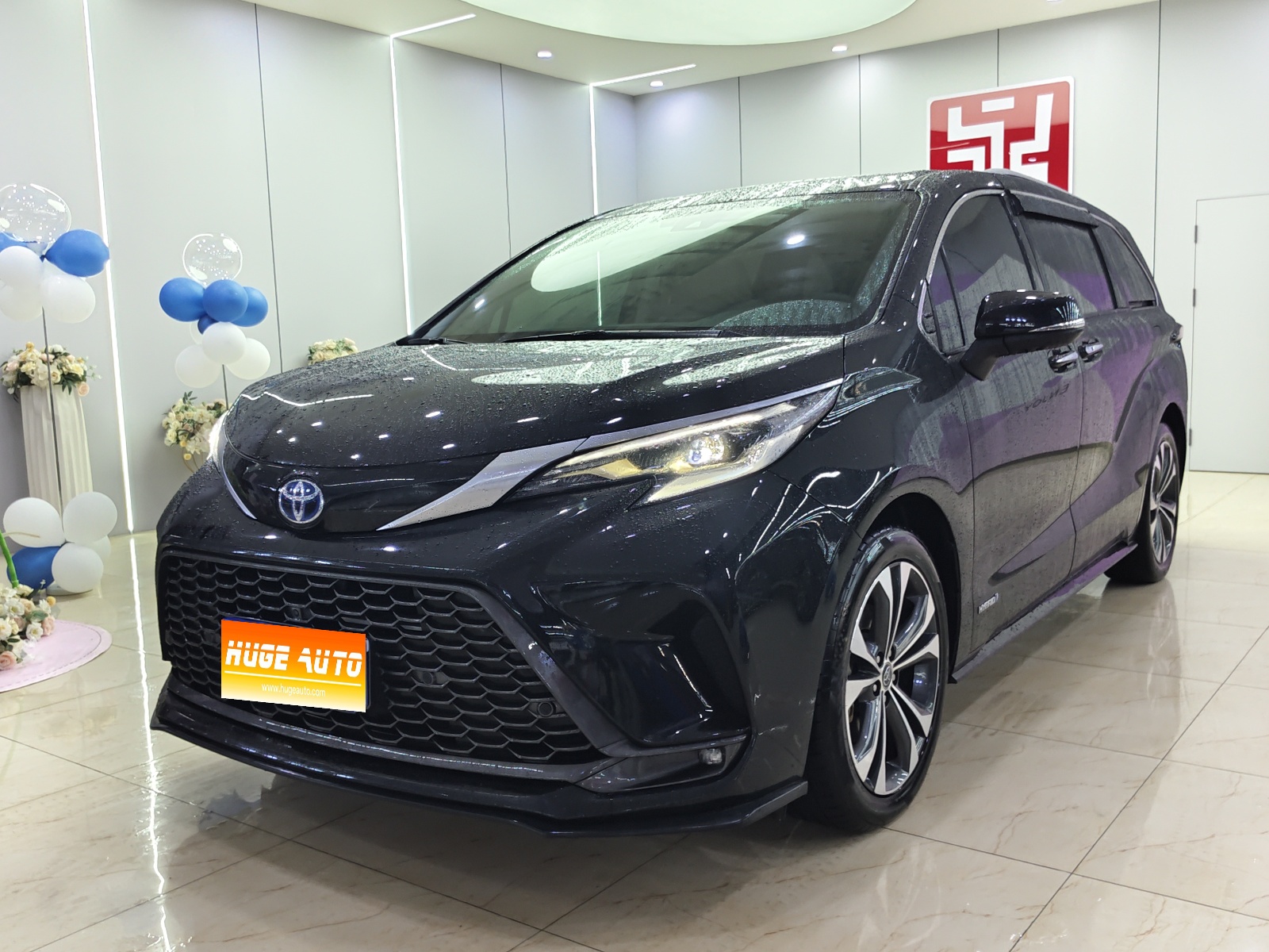 MY2023 Granvia 2.5L Hybrid Distinguished PLUS