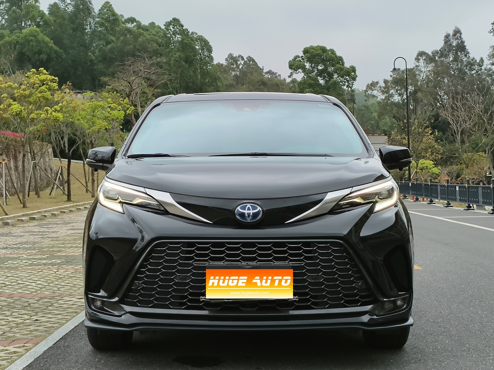 MY2023 Granvia 2.5L Hybrid Luxury