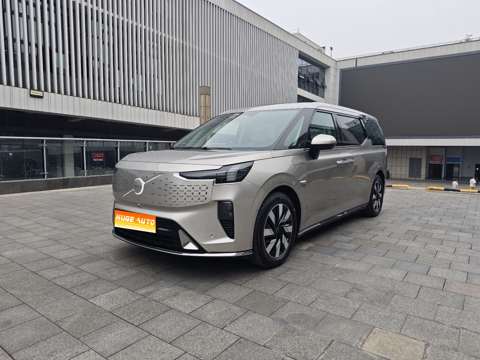2025款 沃尔沃EM90 Ultra 六座