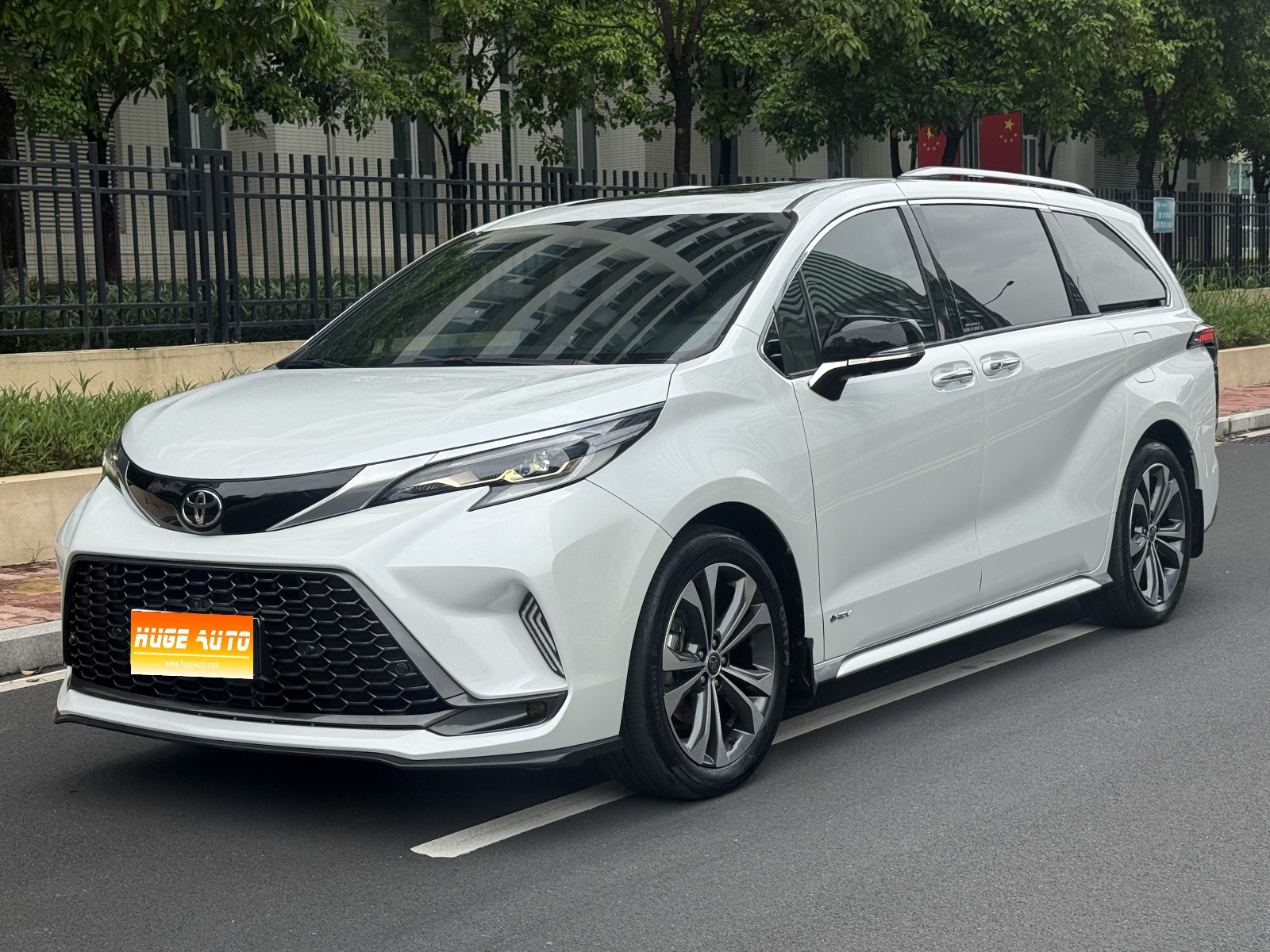 MY2024 Granvia 2.5L Hybrid Monarch ULTRA