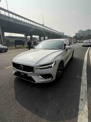 2025款 沃尔沃S60 B4 智逸豪华版