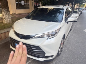 MY2023 SIENNA 2.5L Hybrid Distinguished Version