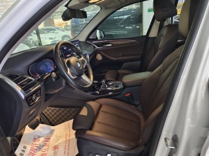 2022款 宝马X3 xDrive30i 领先型 M曜夜套装
