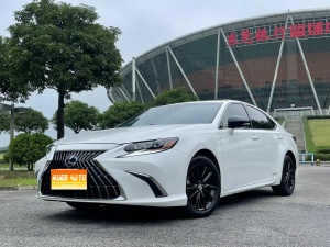 MY2015  Lexus ES 300h  Confort