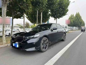 2025款 宝马5系 530Li 领先型 M运动套装